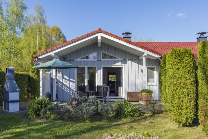 Ferienhaus Fiete | Teilüberdachte Terrasse, Blick vom Garten