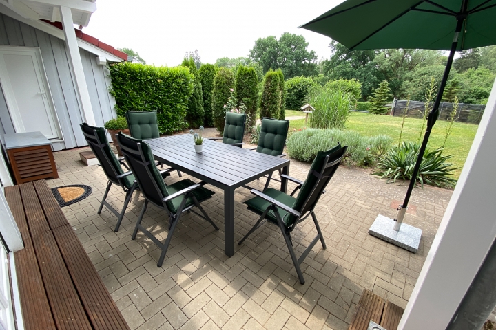 Terrasse, Blick vom Haus in den Garten