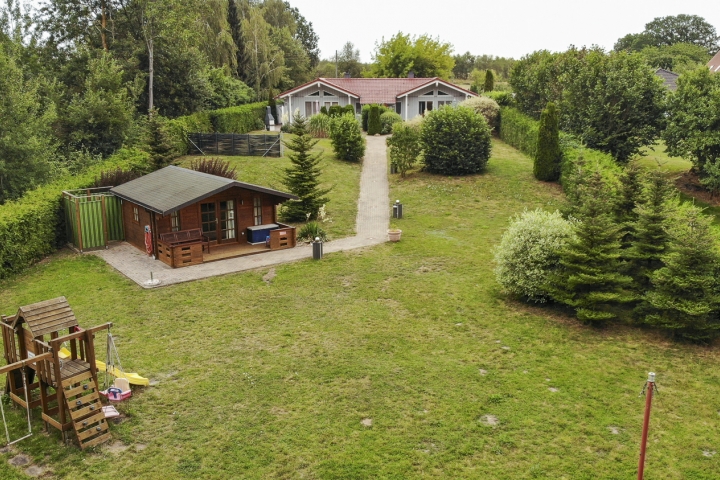 Großer Garten mit Spielplatz und Saunahaus