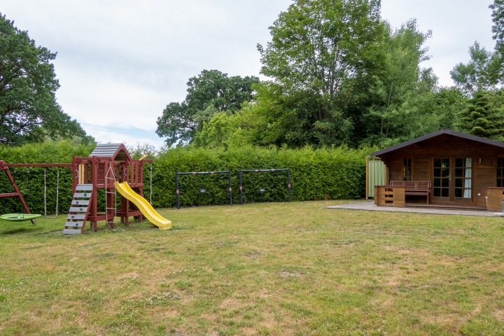 Unterer Gartenteil mit Klettergerüst und Saunahaus