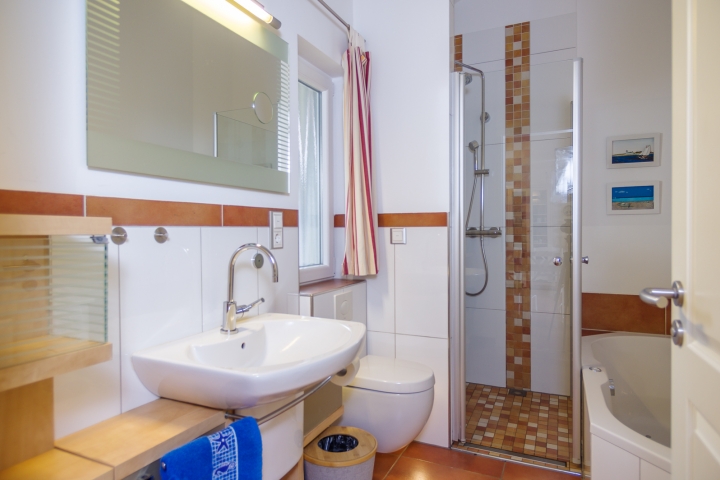Bad mit Dusche und Airpool