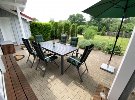 Terrasse, Blick vom Haus in den Garten