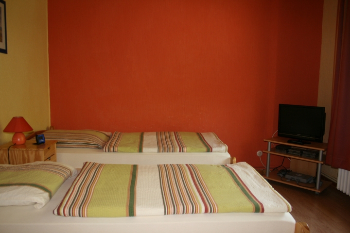 Zweites Schlafzimmer, mit Fernseher, Computer m. W-LAN