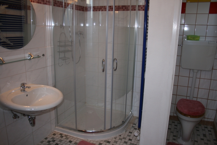 Dusche mit Wc und Waschmaschine
