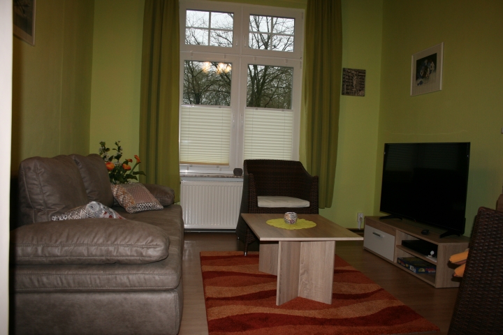 Wohnzimmer mit Couch, Tisch mit 2 Sessel.
LED Smart-TV mit Internet 123 cm, Videorecorder, Filme