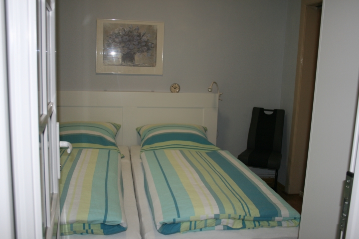 Schlafzimmer m. 2 Betten. EG.