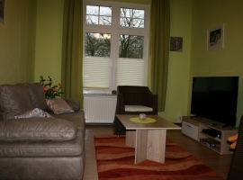 Wohnzimmer mit  Couch, Tisch mit 2 Sessel.
LED Smart-TV mit Internet 123 cm, Videorecorder, Filme