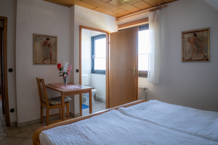 Schlafzimmer mit blick auf Badezimmer Fewo 2