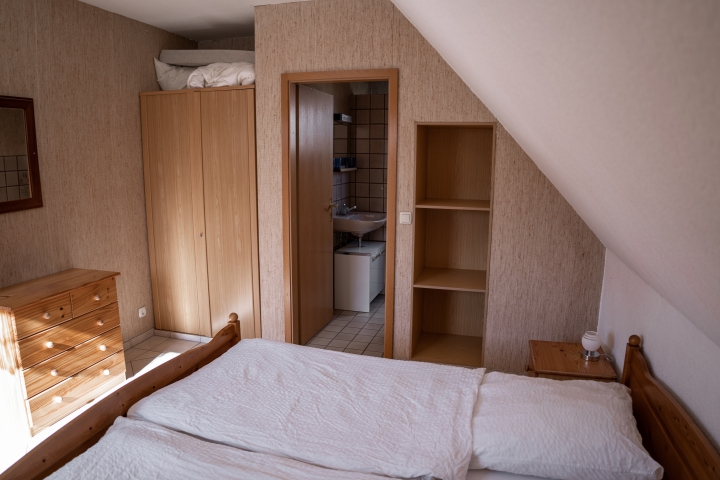 Schlafzimmer mit Sicht auf WC/Dusche Fewo 1