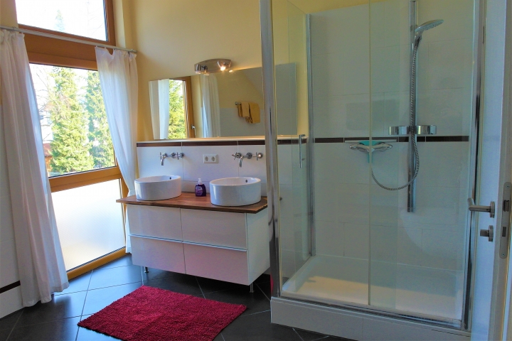 Bad 1 mit WC, Dusche und Badewanne