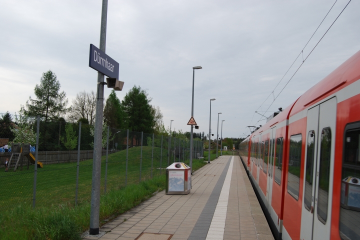 S-Bahn Station Dürrnhaar in 7 Minuten zu Fuß erreichen. Münchener Verkehrsverbund MVV.