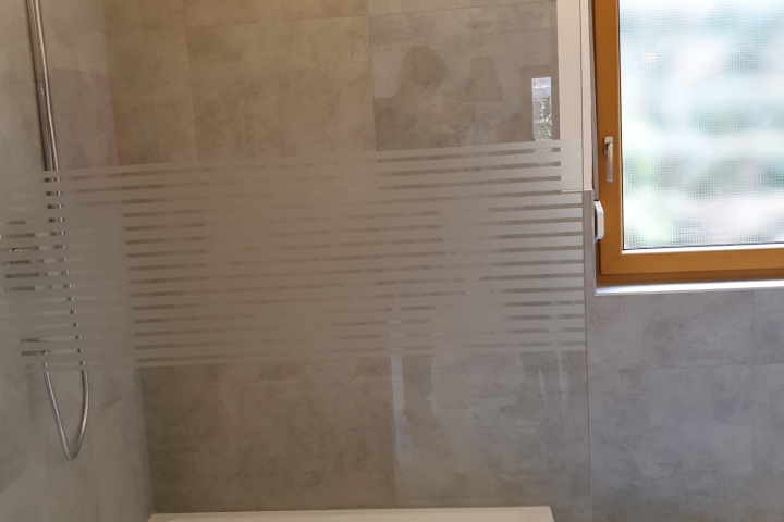 Badezimmer mit großer Dusche