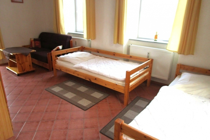 Blick in den Wohn - Schlafraum mit 2 Einzelbetten und Schlafcouch