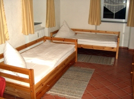 Die 2 Einzelbetten mit den Maßen pro Bett B: 2,00 m x T: 0,90 m