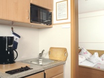 Küche mit Mikrowelle und Spülmaschine