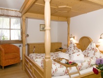 Ein Mal in einem Himmelbett träumen! Ihr Wunsch geht in Erfüllung in unserem Schlafzimmer aus massivem Fichtenholz.