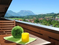 Aussicht vom Balkon mit Blick ins Dorf und auf das Kaisergebirge