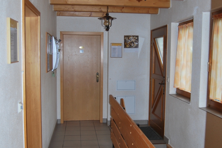 Hauszugang mit FeWo-Eingängen