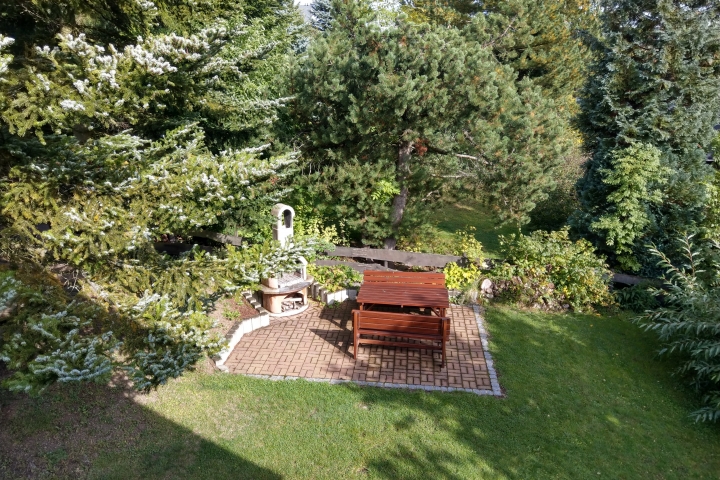 Grillplatz mit Grillkamin im Garten