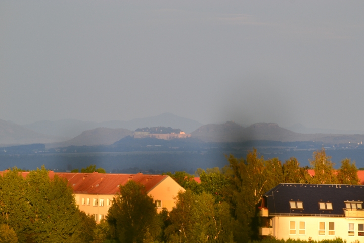 Bildmitte ist die Festung Königstein