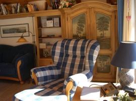 Gemütlicher Wohnraum mit Lesesessel & 2 Sofa, mit indirektem Licht