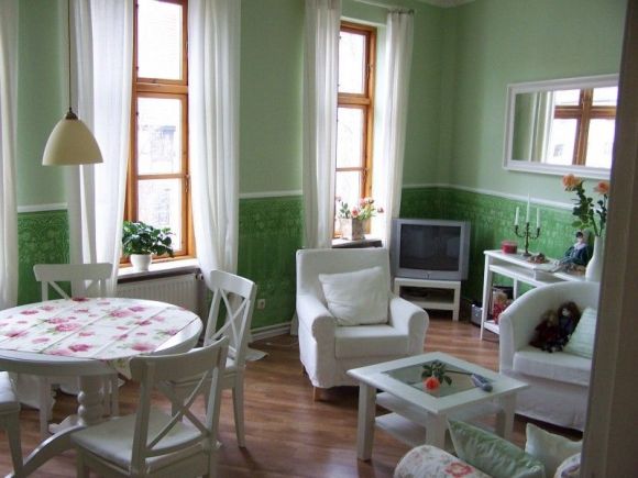 Appartements Wismar | Liebevoll der Jahrhundertwende nachempfundene Einrichtung in weiß mit Rosenmuster.