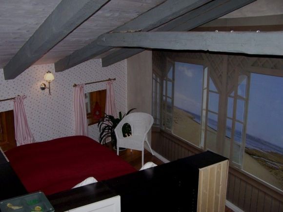 Schlafbereich mit zum Wohnraum abgetrenntem kuscheligem Bett, Fototapete