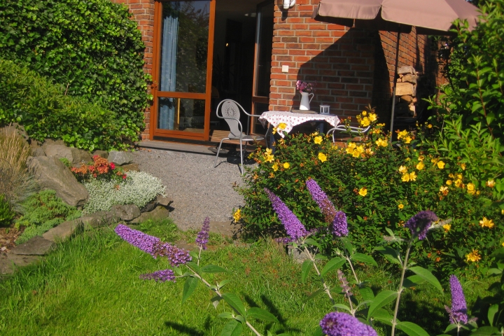 Ruhige Terrasse im Grünen mit Ausblick