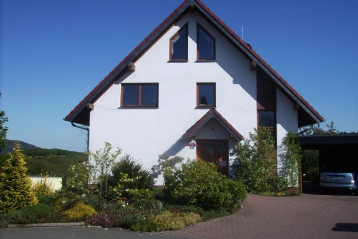 Das Haus mit links anliegender FeWo am Hang
