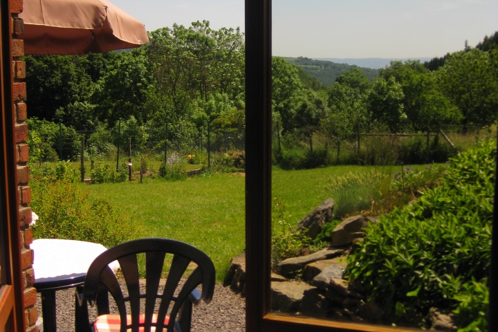 Ferienwohnung Schöne Aussicht | Nur einen Schritt zur Terrasse mit Aussicht ins Grüne 