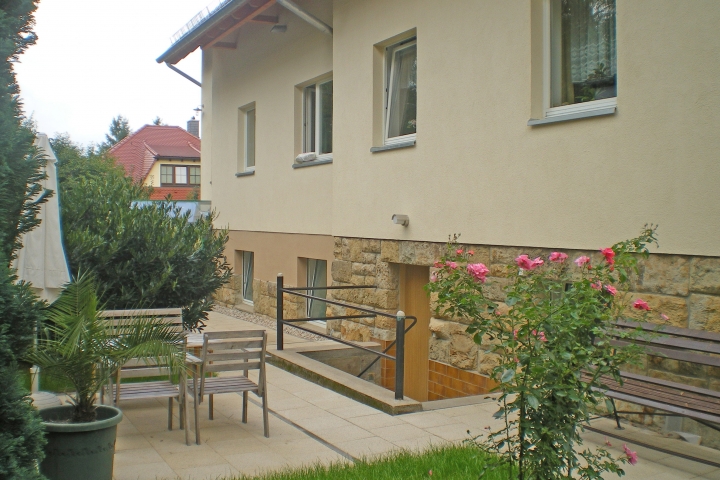 der Eingangsbereich mit angrenzender Terrasse