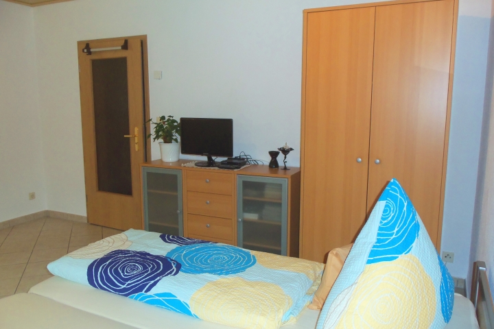 das 1. Schlafzimmer für 1-4 Personen mit zusätzlichem Ferseher