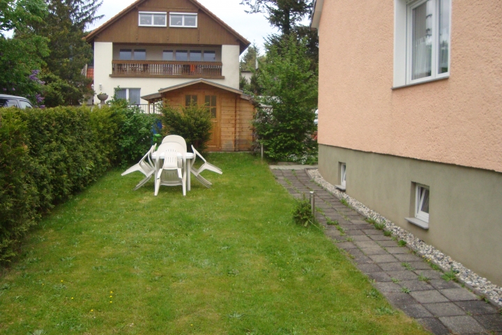 Garten zum spielen und zusätzliche Sitzgelegenheit mit Gartenhaus für Fahrräder