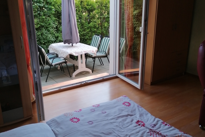 Schlafzimmer mit angrenzender Terrasse 