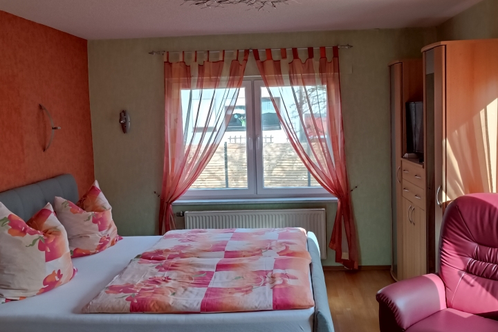 Schlafzimmer mit Fernseher
