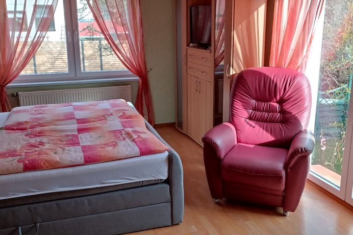 Schlafzimmer mit angrenzender Terrasse