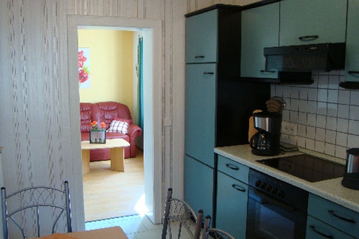 Blick von der Küche ins Wohnzimmer