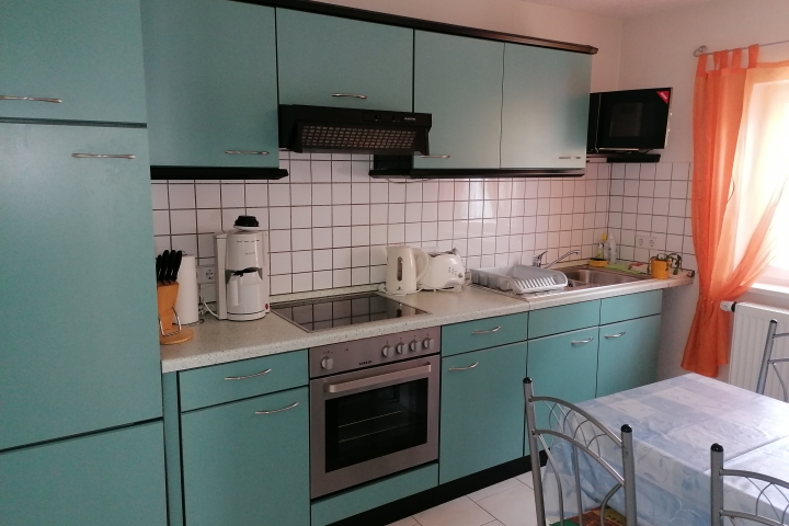 Küchenzeile mit Tisch und Stühle