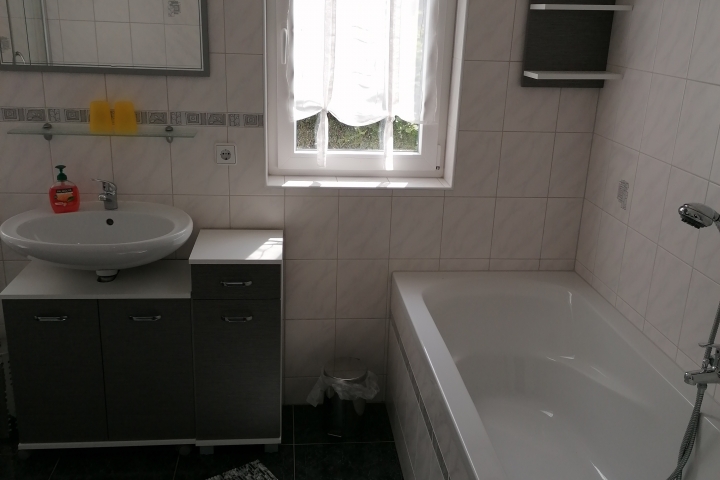  Wanne und Waschbecken



