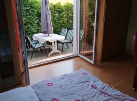 Schlafzimmer mit angrenzender Terrasse 