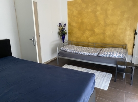 Schlafzimmer mit Doppelbett und Einzelbett