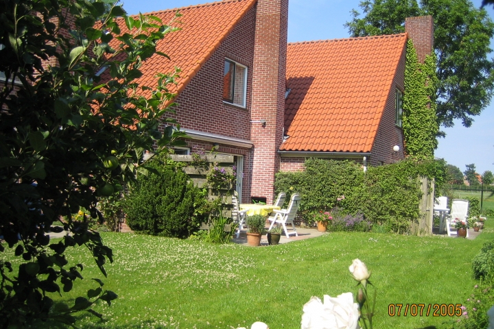 Rückansicht des Hauses mit Terrasse und Garten