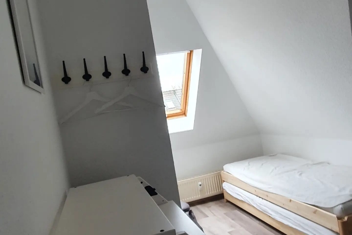 2. Schlafzimmer
Hier steht Standardmäßig ein Einzelbett