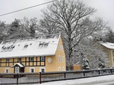 Seitenansicht mit separatem Eingang zur Ferienwohnung