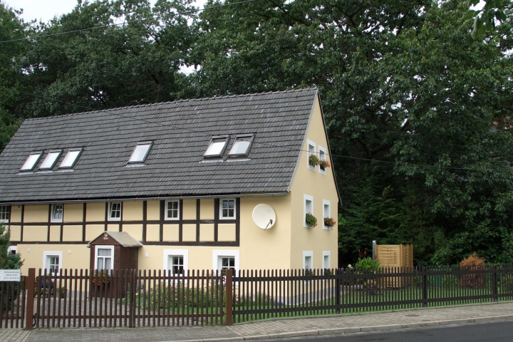 Seitenansicht mit separatem Eingang zur Ferienwohnung