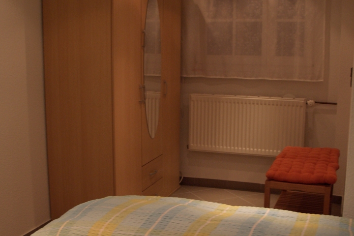 Schlafzimmer; Doppelbett-
Schrankansicht, Kinderreisebett
kann aufgestellt werden