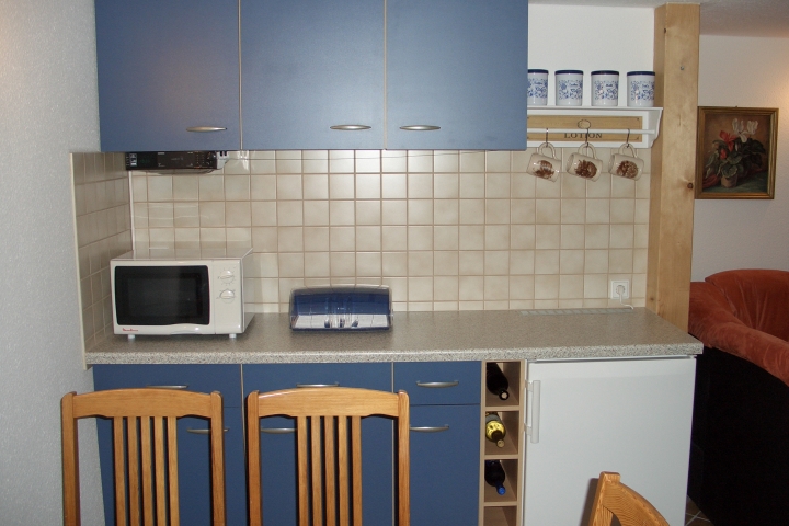 Küche mit Kühlschrank,Mikrowelle,Radio
und Essecke
