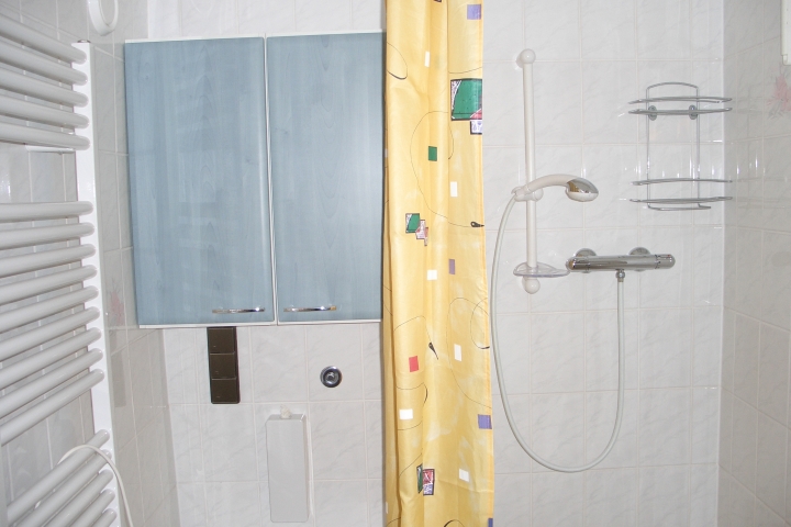 Bad mit WC / Dusche, Waschbecken, Handtuchtrockner
