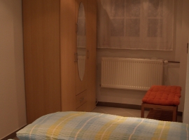 Schlafzimmer; Doppelbett-
Schrankansicht, Kinderreisebett
kann aufgestellt werden