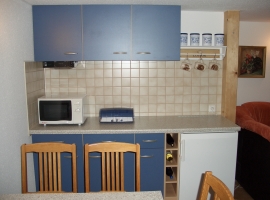 Küche mit Kühlschrank,Mikrowelle,Radio
und Essecke
